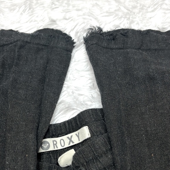 Roxy black beach pants size small 2 back pockets 3 1/2”deep 2 side 4 1/2”deep. - Picture 8 of 8